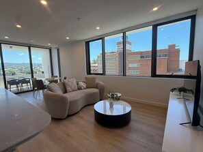 TV - Sleek City Living at The Manning, Milton (Milton)