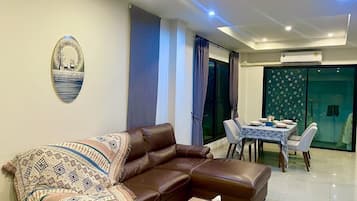 Townhome, Non Smoking, Balcony | Dining