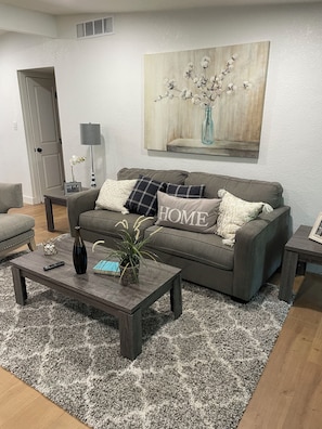 TV, fireplace - House with A Vibe in West Sacramento A Swimming Pool and five bedrooms. (West Sacramento)