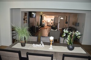 TV, fireplace - House with A Vibe in West Sacramento A Swimming Pool and five bedrooms. (West Sacramento)