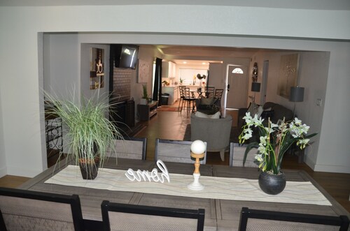 House with A Vibe in West Sacramento A Swimming Pool and five bedrooms.