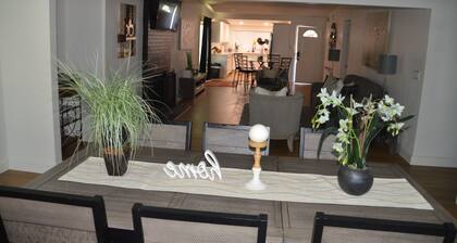 House with A Vibe in West Sacramento A Swimming Pool and five bedrooms.