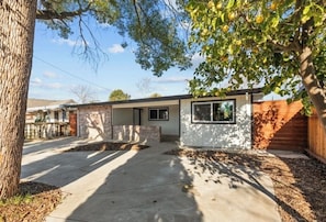 Exterior - House with A Vibe in West Sacramento A Swimming Pool and five bedrooms. (West Sacramento)