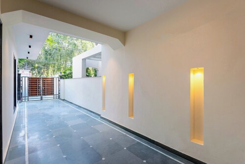 Hello Sunshine - Premium 3 BHK Apartment with Elevator & Balcony View