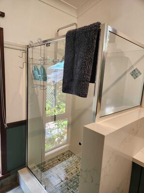 Douche, bidet, serviettes fournies, savon