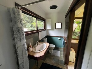 Chuveiro, bidê, toalhas de banho, sabonete