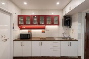 Apartment (2 Bedrooms) | Private kitchen | Microwave, blender - Casa Promenade by Red Olive 3bhk Frazer Town (Bengaluru)