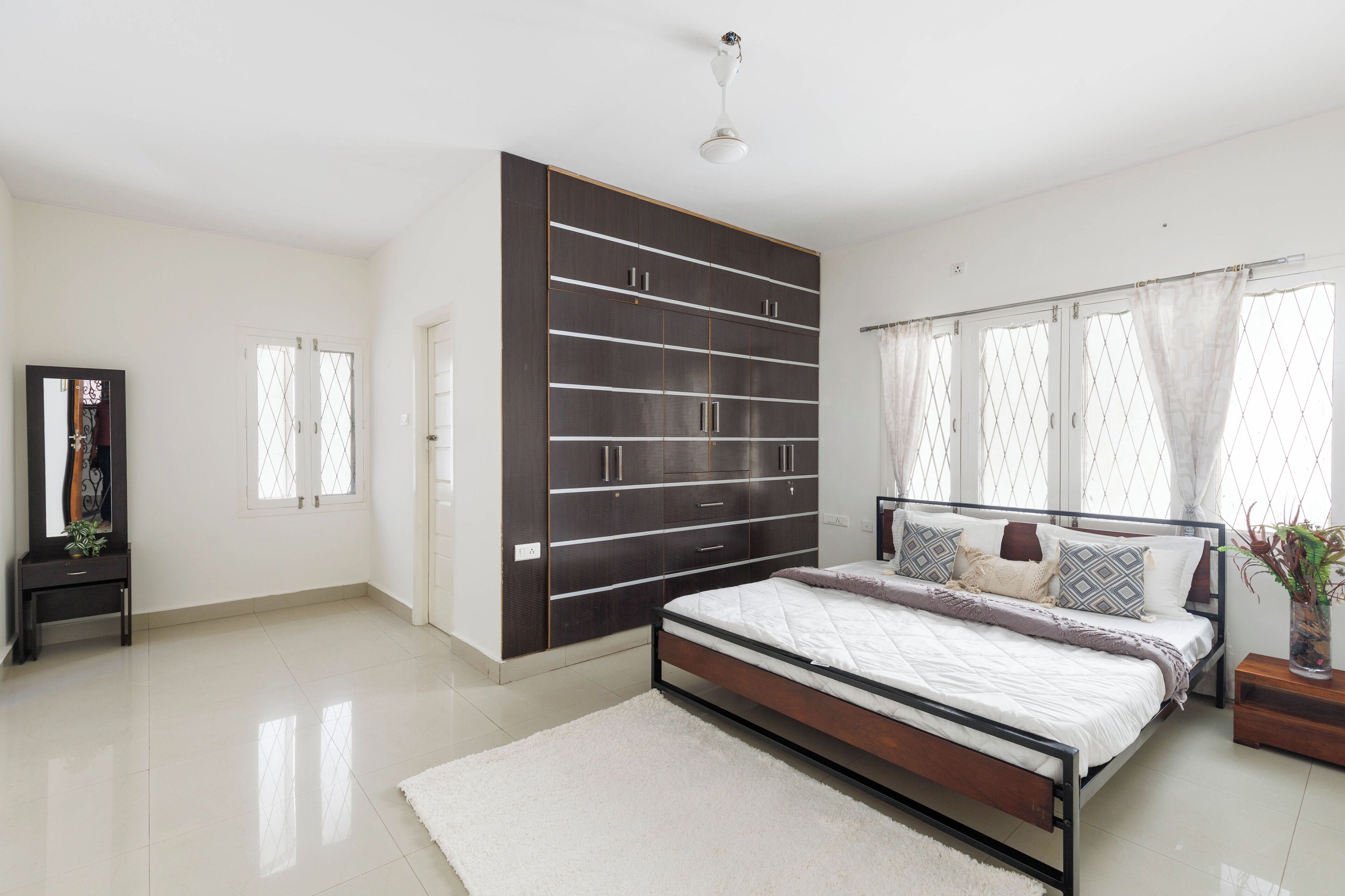 المنشأة من الداخل