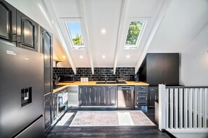 Fridge, microwave, oven, stovetop - Lake Estate House & Granny Flat Huge Lawn Retreat (Tamborine Mountain)