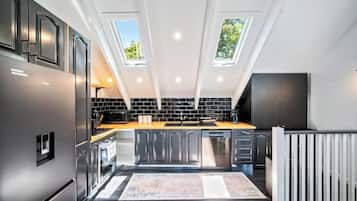 Frigorifero, microonde, forno, piano cottura