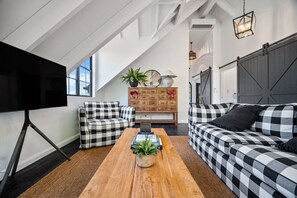 TV - Peaceful American style Barn House Lawn Lake Views (Tamborine Mountain)