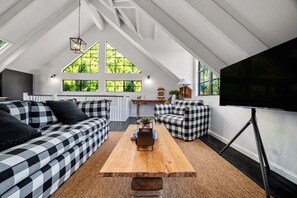 TV - Peaceful American style Barn House Lawn Lake Views (Tamborine Mountain)