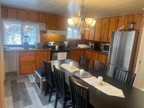 Microwave, oven, stovetop - Vacation home (Rivière-Rouge)