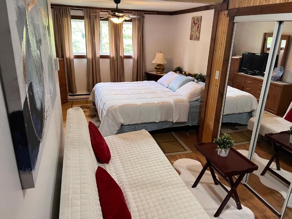 Tabla de planchar con plancha, wifi y ropa de cama 