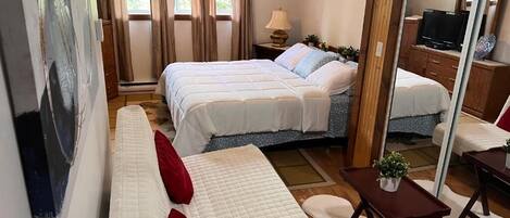 Tabla de planchar con plancha, wifi y ropa de cama