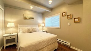 3 bedrooms, iron/ironing board, free WiFi, bed sheets - Beach House at Rockaway (Rockaway Beach)