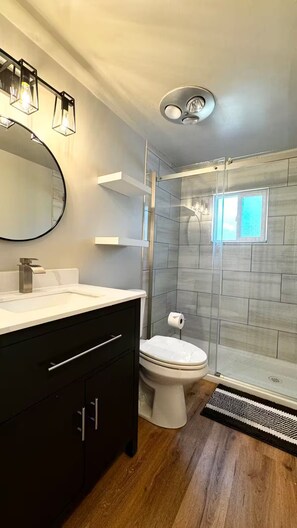 Een douche, een haardroger, handdoeken, zeep