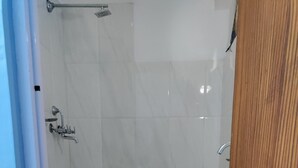 Un baño con inodoro, bidé y ducha.