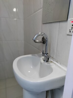 Standard Room | Bathroom - Oasi Kathmandu Hostel (Kathmandu)