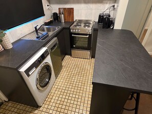 Kühlschrank, Mikrowelle, Ofen, Herdplatte