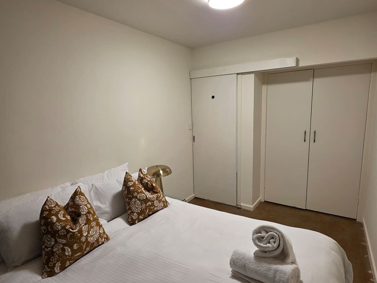 Desk, WiFi, bed sheets