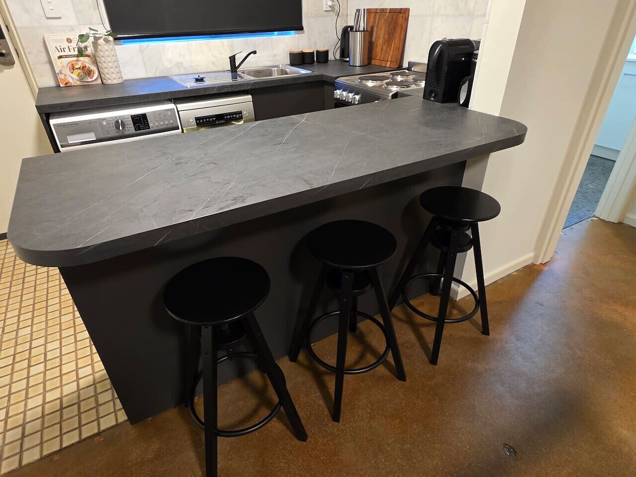 Kjøleskap, mikrobølgeovn, ovn og kokeplater