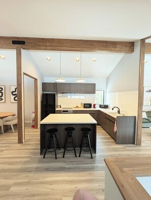 Micro-ondes, plaque de cuisson, lave-vaisselle