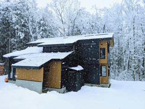 Located 350-meters to the first chairlift at the famous Hakuba Goryu Snow Resort