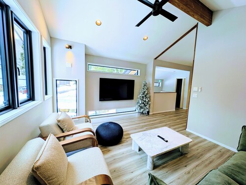 Located 350-meters to the first chairlift at the famous Hakuba Goryu Snow Resort