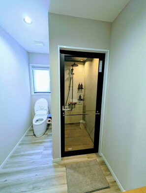 Shower, hair dryer, bidet, towels