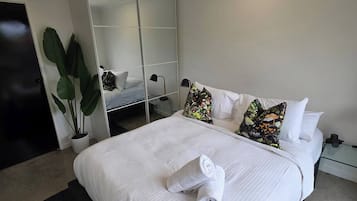 Desk, iron/ironing board, WiFi, bed sheets