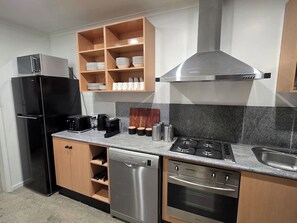 Fridge, microwave, oven, stovetop - A Sporting Spot in Warm Sunshine (Sunshine North)