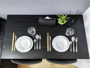 Laptop workspace, blackout curtains, free WiFi, bed sheets - Leisurely Home Hanazono-cho (Osaka)