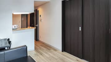 Skrivebord for bærbar PC og wi-fi (inkludert)