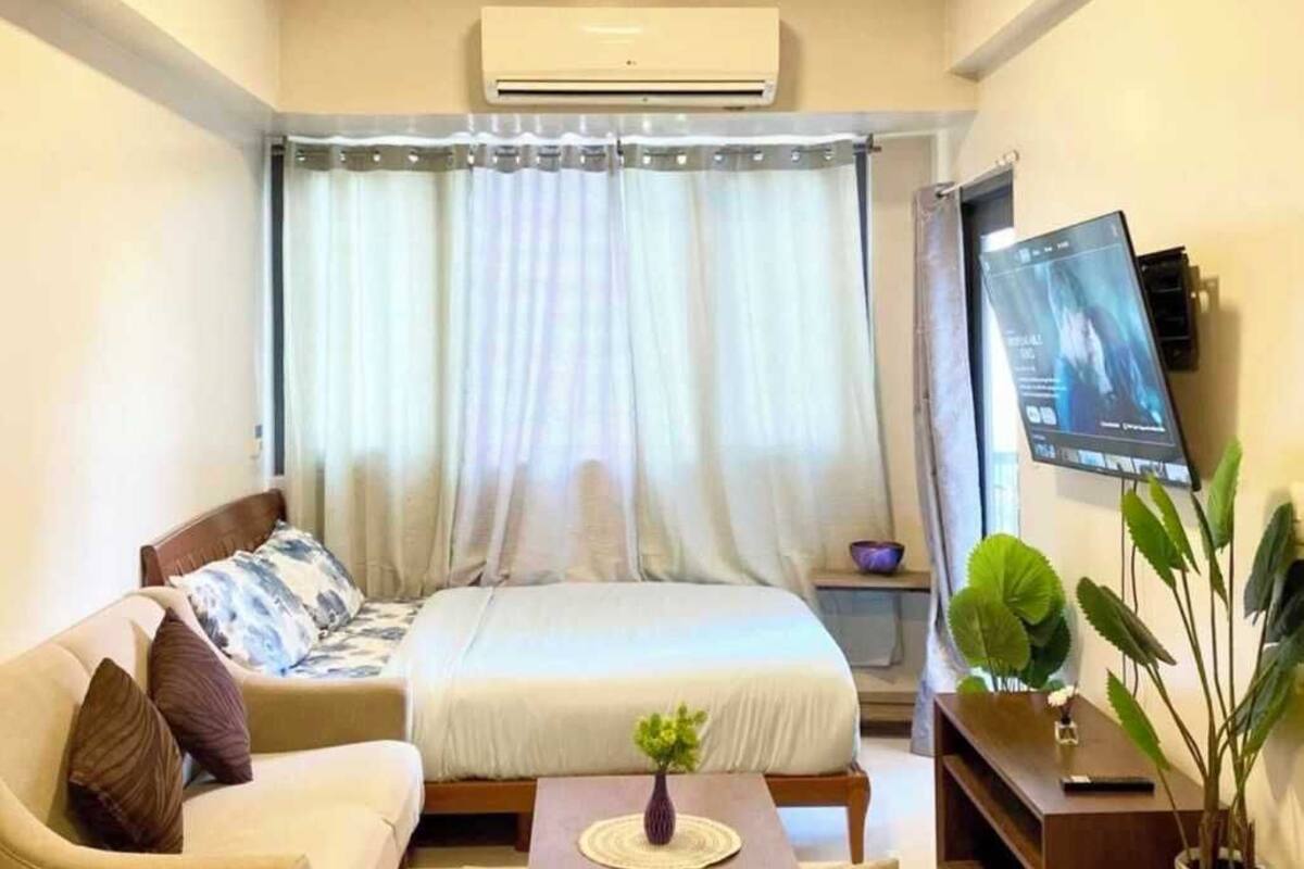 Escritorio, wifi gratis y ropa de cama