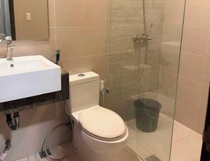Deluxe Double Room | Bathroom | Shower, towels - OYO 1192 Rk Property Rentals (Lapu-Lapu)
