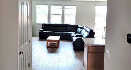Charming 3-bedroom house in tranquil Hollister with AC