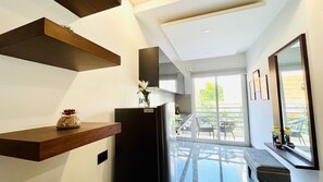 Eenvoudige eenpersoonskamer, uitzicht op stad | Een bureau, een laptopwerkplek, gratis wifi