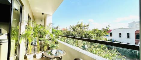 Basic Single Room, City View | In-room dining