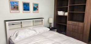 Tabla de planchar con plancha, wifi y ropa de cama 