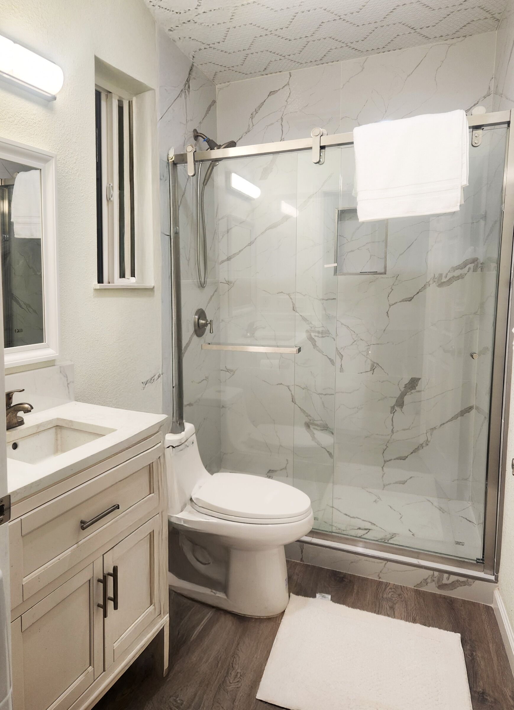 Ducha, secador de pelo, toallas, jabón