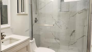 Ducha, secador de pelo, toallas, jabón