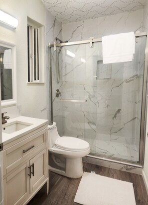 Ducha, secador de pelo, toallas, jabón