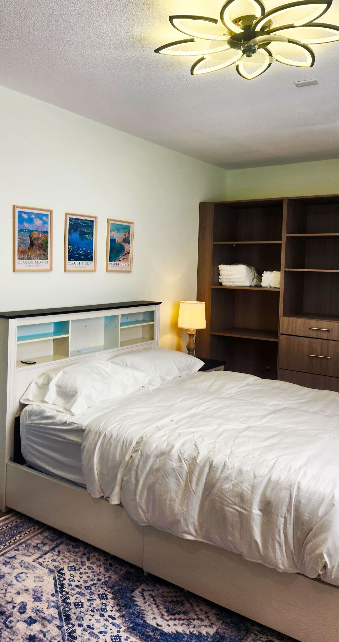 Tabla de planchar con plancha, wifi y ropa de cama 