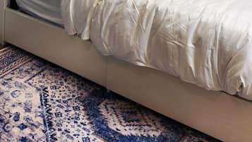 Tabla de planchar con plancha, wifi y ropa de cama