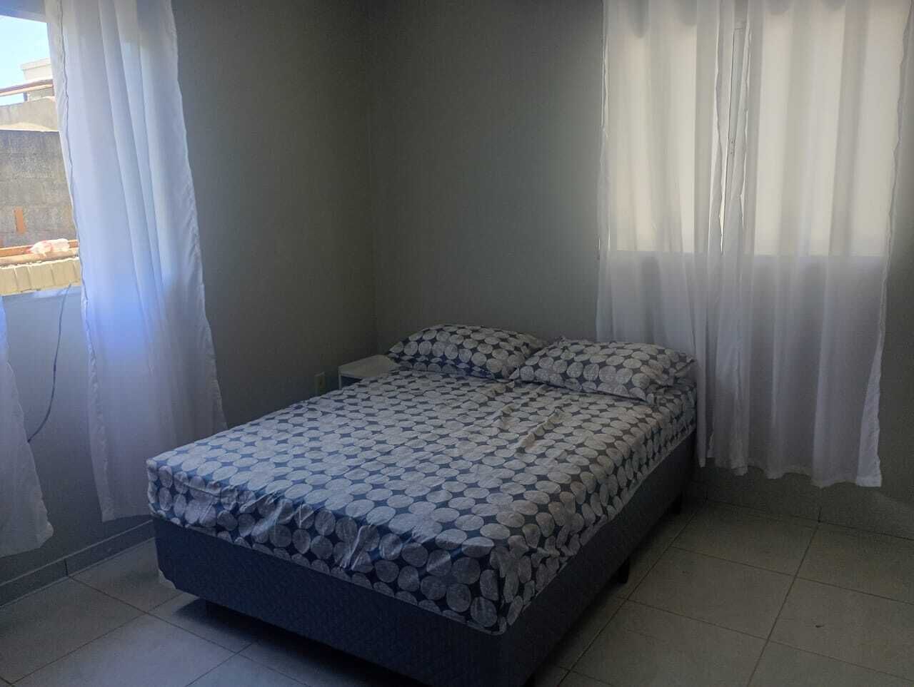 Ferros/tábuas de passar roupa, acesso à internet, roupa de cama