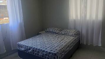 Ferros/tábuas de passar roupa, acesso à internet, roupa de cama