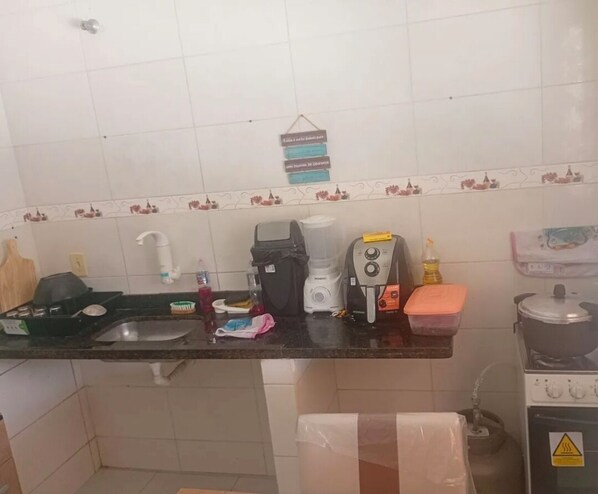 Een microgolfoven, een oven, een kookplaat