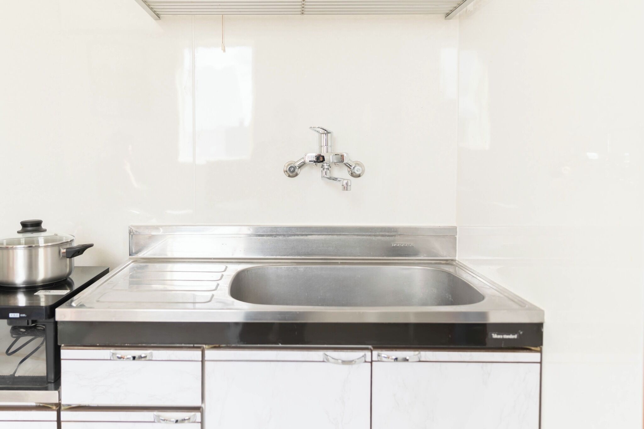 冷蔵庫、電子レンジ、コンロ、調理器具と食器