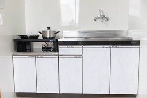 冷蔵庫、電子レンジ、コンロ、調理器具と食器